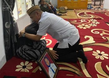 Bupati Pohuwato Saipul Mbuinga turut menyambangi kediaman keluarga korban yang tengah berduka.