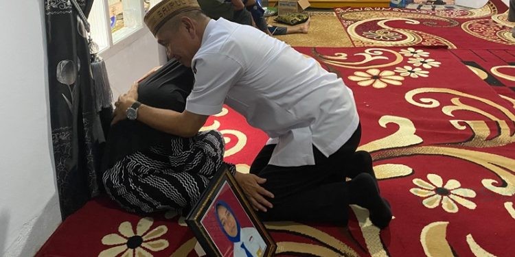 Bupati Pohuwato Saipul Mbuinga turut menyambangi kediaman keluarga korban yang tengah berduka.