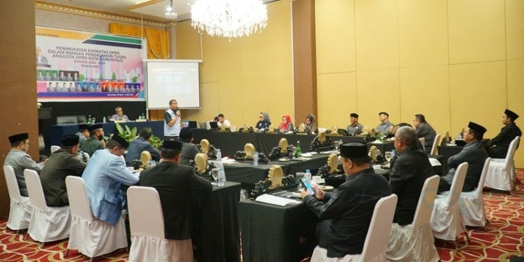 Bimtek tentang pendalaman tugas-tugas dan fungsi legislasi yang diikuti Anggota DPRD Kota Gorontalo, Rabu (30/4/2025).(Foto Arni Gopos)