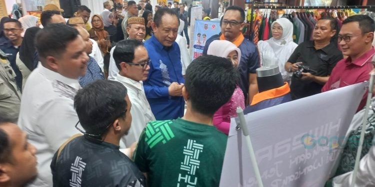 Gubernur Gorontalo, Gusnar Ismail, bersama Kepala Perwakilan BI Gorontalo, Bambang Setya Pernama, mengunjungi stand pameran UMKM di Gebyar UMKM 2025. Gebyar UMKM menjadi salah satu upaya BI Gorontalo memperluas akses pasar pelaku UMKM Gorontalo