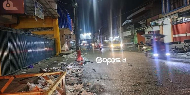 Kondisi terkini jalanan bekas lapak pasar senggol Kota Gorontalo, Selasa malam (1-4-2025).
