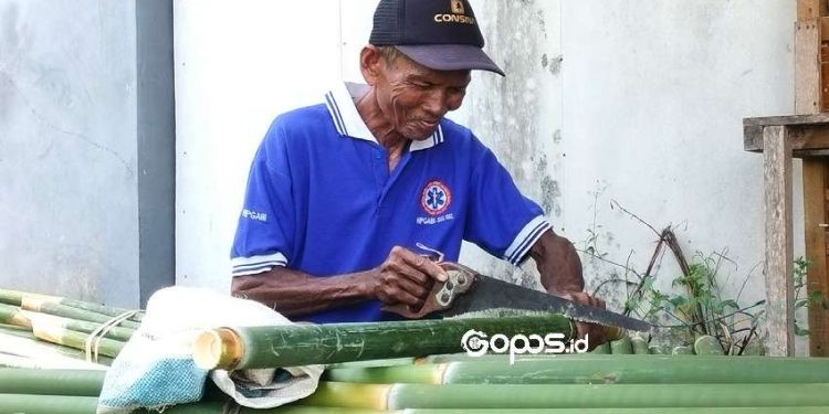 Penjual Bambu di komplek tugu ketupat Yosonegoro.