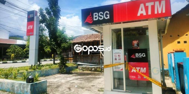 Satu unit mesin ATM Bank Sulut Go (BSG) di Kompleks Dinas Pendidikan Kabupaten Bone Bolango nyaris dibobol maling, Senin pagi (7-4-2025).