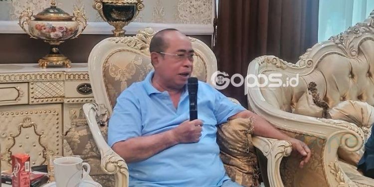 Walikota Gorontalo, Adhan Dambea diwawancarai awak media, Kamis (10-4-2025).