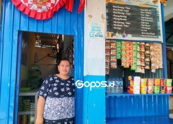 Astin Tadulako, pemilik UMKM di kawasan wisata Hiu Paus Botu Barani, berharap pemerintah memberikan bantuan tambahan modal.