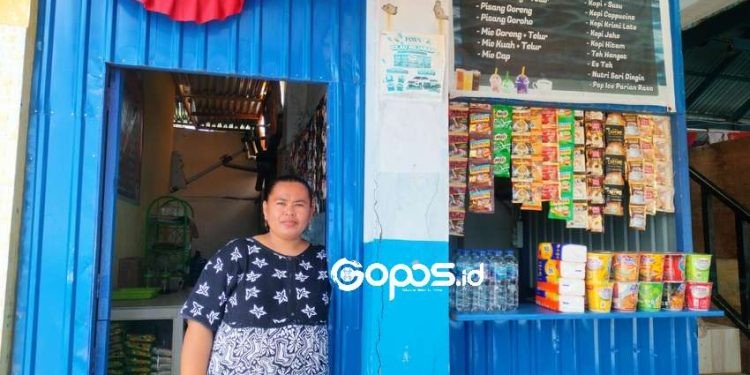 Astin Tadulako, pemilik UMKM di kawasan wisata Hiu Paus Botu Barani, berharap pemerintah memberikan bantuan tambahan modal.