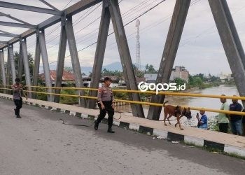 Kepolisian menurunkan satu anjing pelacak dalam upaya pencarian korban hilang di jembatan Potanga, Kecamatan Kota Barat, Kota Gorontalo, pada Senin (14-4-2025).