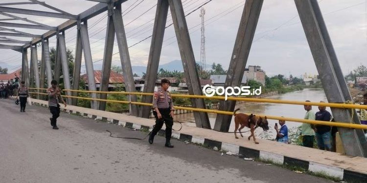Kepolisian menurunkan satu anjing pelacak dalam upaya pencarian korban hilang di jembatan Potanga, Kecamatan Kota Barat, Kota Gorontalo, pada Senin (14-4-2025).
