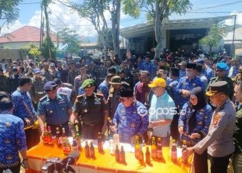Walikota Gorontalo Adhan Dambea secara tegas akan menjadikan Kota Gorontalo bebas terhadap Miras. Hal ini ditegaskan oleh Adhan saat melaksanakan pemusnahan Miras di Lapangan Padebuolo, Kamis (17-4-2025).