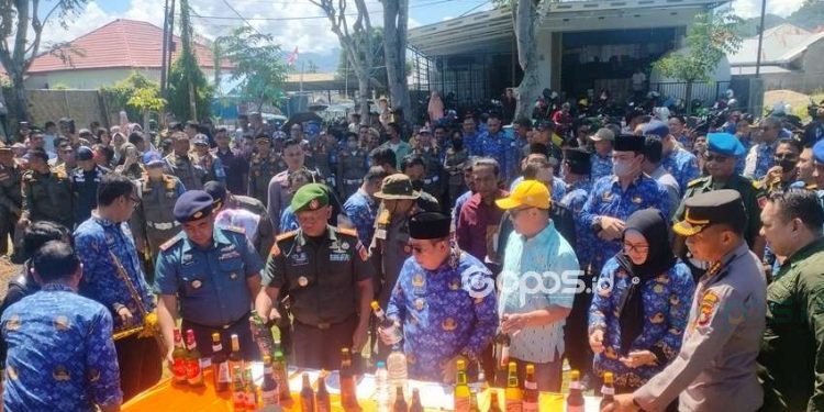 Walikota Gorontalo Adhan Dambea secara tegas akan menjadikan Kota Gorontalo bebas terhadap Miras. Hal ini ditegaskan oleh Adhan saat melaksanakan pemusnahan Miras di Lapangan Padebuolo, Kamis (17-4-2025).
