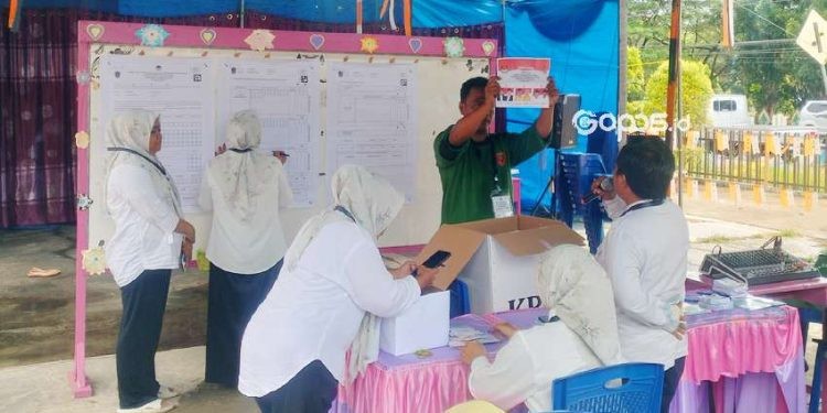 Perhitungan suara di TPS 001 Desa Molingkapoto, Kecamatan Kwandang, Kabupaten Gorontalo Utara telah selesai.