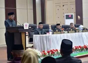 Bupati Pohuwato, Saipul Mbuinga, memberikan sambutan penyampaian nota pengantar LKPJ Kepala Daerah Tahun Anggaran 2024, yang digelar di ruang sidang DPRD Pohuwato, Senin (14/04/2025) (Iwan Humas Pemda Pohuwato)