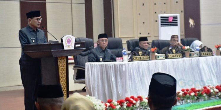 Bupati Pohuwato, Saipul Mbuinga, memberikan sambutan penyampaian nota pengantar LKPJ Kepala Daerah Tahun Anggaran 2024, yang digelar di ruang sidang DPRD Pohuwato, Senin (14/04/2025) (Iwan Humas Pemda Pohuwato)