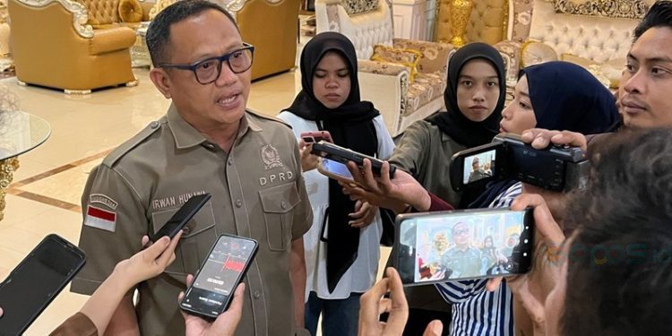 Ketua DPRD Kota Gorontalo Irwan Hunawa diwawancarai usai rapat, Senin (21/4/2025).(Foto Arni Gopos)
