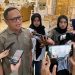 Ketua DPRD Kota Gorontalo Irwan Hunawa diwawancarai usai rapat, Senin (21/4/2025).(Foto Arni Gopos)