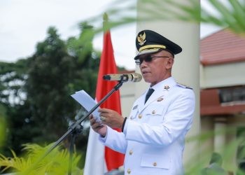 Wakil Bupati Pohuwato, Iwan  Adam, memberikan sambutan refleksi 29 tahun otonomi daerah, berlangsung di halaman kantor Bupati bersama, Jumat (25/4/2025) (Iwan Karim).