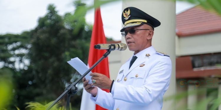 Wakil Bupati Pohuwato, Iwan  Adam, memberikan sambutan refleksi 29 tahun otonomi daerah, berlangsung di halaman kantor Bupati bersama, Jumat (25/4/2025) (Iwan Karim).