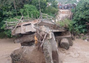Kondisi jembatan Pulubala ambruk usai diterjang arus sungai, Senin (14/4/2025)