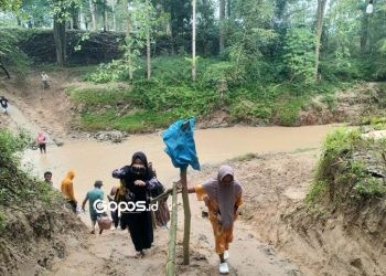 Sejumlah warga Desa Pulubala terpaksa menempuh jalur alternatif usai jembatan Pulubala yang menjadi penghubung ambruk.(Foto Putra Gopos)