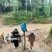 Sejumlah warga Desa Pulubala terpaksa menempuh jalur alternatif usai jembatan Pulubala yang menjadi penghubung ambruk.(Foto Putra Gopos)