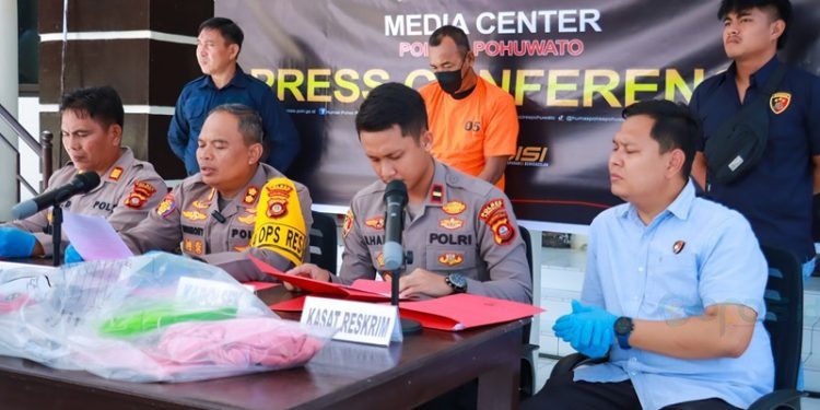 Jumpa pers Polres Pohuwato terkait kasus KDRT saat malam takbir di Popayato Barat.(Foto Humas Polres Pohuwato)