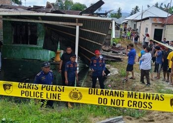 Sebuah rumah di Kelurahan Dembe 1 Kecamatan Kota Barat Kota Gorontalo dipasang garis polisi usai peristiwa kebakaran, Kamis (24/4/2025).(foto Maryam Gopos)