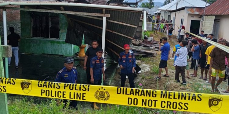 Sebuah rumah di Kelurahan Dembe 1 Kecamatan Kota Barat Kota Gorontalo dipasang garis polisi usai peristiwa kebakaran, Kamis (24/4/2025).(foto Maryam Gopos)