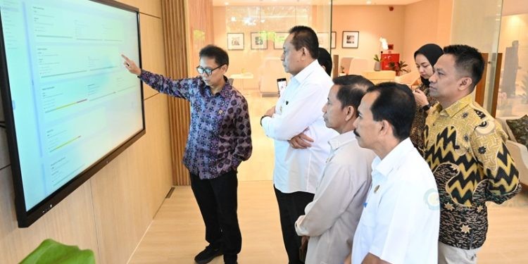 Menkes Budi Gunadi Sadikin ketika menerima rombongan Gubernur Gorontalo Gusnar Ismail bersama tim terkait rencana pengembangan RSUD dr Hasri Ainun Habibie Gorontalo.