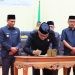 Ketua DPRD Kotamobagu Adrianus Mokoginta saat menandatangani nota kesepakatan rancangan awal RPJMD 2025-2029.