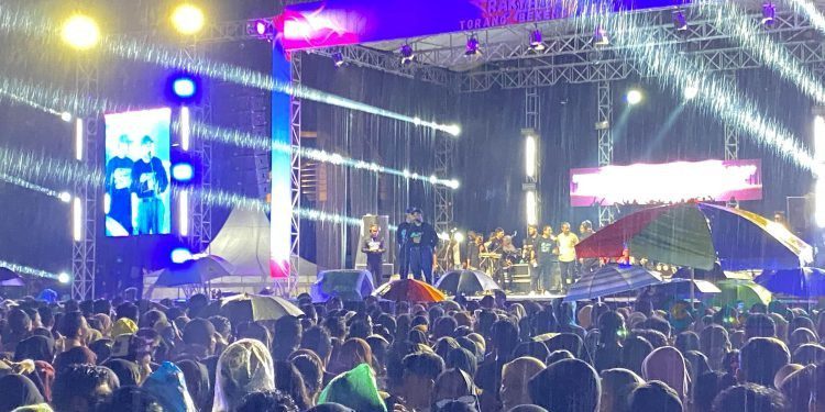 Wali Kota Gorontalo, Adhan Dambea, memberi sambutan pada Pesta Rakyat HUT ke-297 Kota Gorontalo di Lapangan Taruna Remaja, Kota Gorontalo, Selasa (15/4/2025)