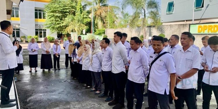 Sekwan NR Monoarfa memberikan penyampaian kepada jajaran ASN di lingkungan DPRD Kota Gorontalo (Rabu/9/4/2025).(Foto: Humas)