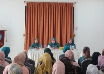 Ketua Tim Penggerak PKK Kotamobagu Rindah Gaib Mokoginta saat memimpin rapat.