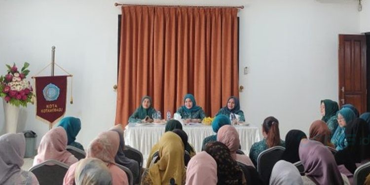 Ketua Tim Penggerak PKK Kotamobagu Rindah Gaib Mokoginta saat memimpin rapat.