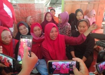 Dermin mewakili ratusan pedagang di TPI Kota Gorontalo menolak untuk direlokasi ke tempat lain.(foto Putra Gopos)