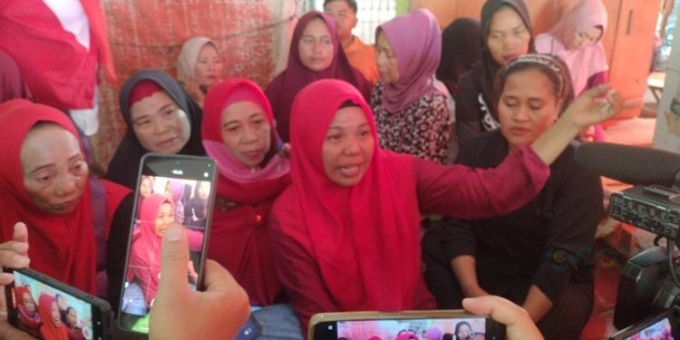 Dermin mewakili ratusan pedagang di TPI Kota Gorontalo menolak untuk direlokasi ke tempat lain.(foto Putra Gopos)