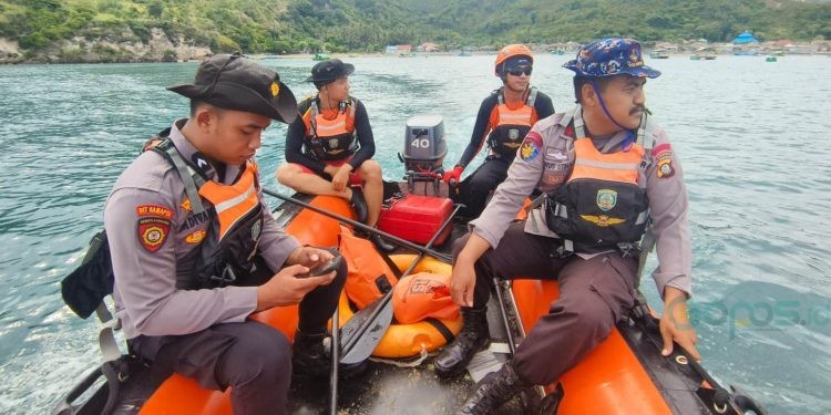 Pencarian korban remaja 16 tahun yang terjatuh saat nongkrong di Jembatan Potanga, Kecamatan Kota Barat, Kota Gorontalo.
