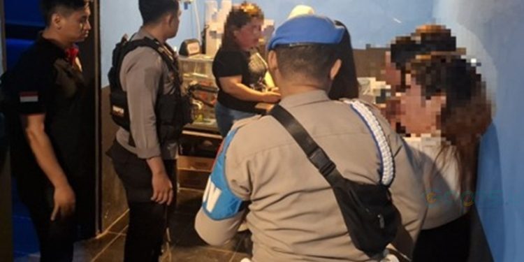 Sejumlah LC alias wanita pemandu karaoke saat diamankan di salah satu tempat hiburan malam di Kecamatan Tolangohula.