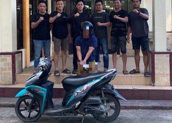 Terduga pelaku curanmor berinisial MRL bersama barang bukti sepeda motor yang diduga hasil curian saat berhasil diamankan jajaran Polsek Kota Tengah, Kota Gorontalo.