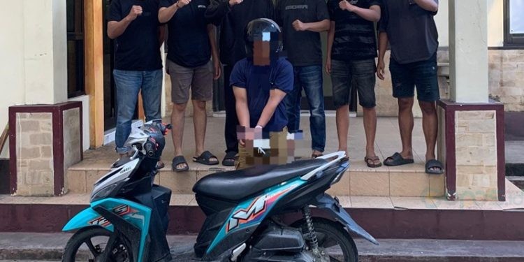 Terduga pelaku curanmor berinisial MRL bersama barang bukti sepeda motor yang diduga hasil curian saat berhasil diamankan jajaran Polsek Kota Tengah, Kota Gorontalo.