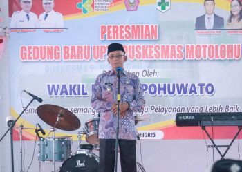 Wakil Bupati Pohuwato, Iwan Adam, memberikan sambutan peresmian gedung baru UPTD Puskesmas Motolohu, Jum'at (25/04/2025) (Iwan Karim Humas Pemda Pohuwato)