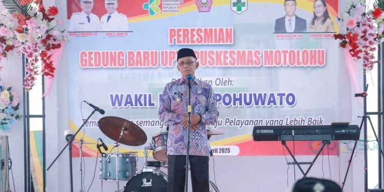 Wakil Bupati Pohuwato, Iwan Adam, memberikan sambutan peresmian gedung baru UPTD Puskesmas Motolohu, Jum'at (25/04/2025) (Iwan Karim Humas Pemda Pohuwato)