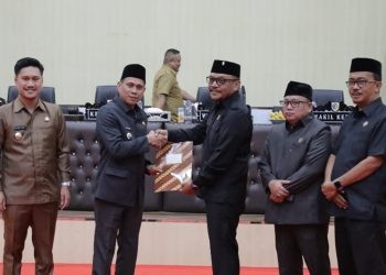 Walikota Kotamobagu Weny Gaib bersama Wakil Walikota Kotamobagu Rendy Virgiawan Mangkat saat paripurna penandatanganan nota kesepakatan rancangan awal RPJMD Tahun 2024-2029 di gedung DPRD, Senin (21/4/2025).