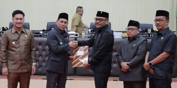 Walikota Kotamobagu Weny Gaib bersama Wakil Walikota Kotamobagu Rendy Virgiawan Mangkat saat paripurna penandatanganan nota kesepakatan rancangan awal RPJMD Tahun 2024-2029 di gedung DPRD, Senin (21/4/2025).