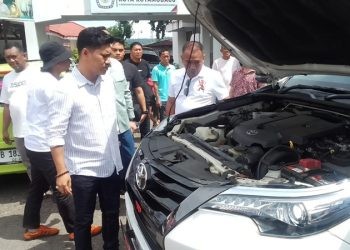 Wakil Walikota Kotamobagu Rendy Virgiawan Mangkat saat mengecek kondisi kendaraan dinas operasional milik Pemkot Kotamobagu, Jumat (25/4/2025).