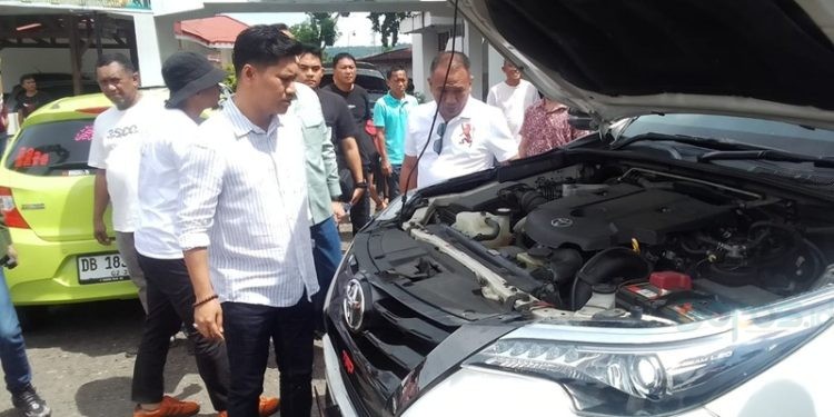 Wakil Walikota Kotamobagu Rendy Virgiawan Mangkat saat mengecek kondisi kendaraan dinas operasional milik Pemkot Kotamobagu, Jumat (25/4/2025).