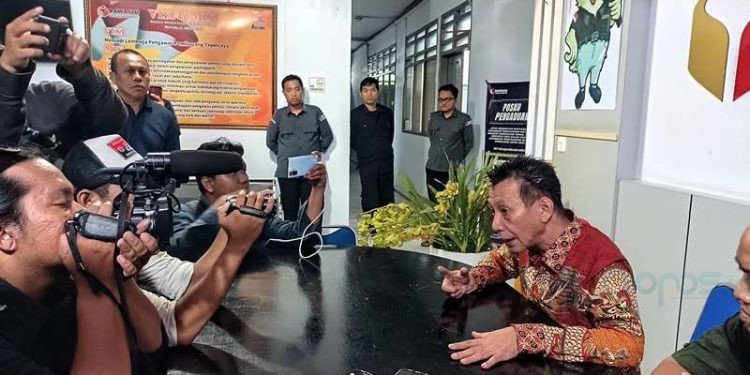 Kuasa hukum paslon Roni-Ramdhan, Salahudin Pakaya saat memberikan keterangan pers, Selasa (29/4/2025).(Foto Sulis Gopos)