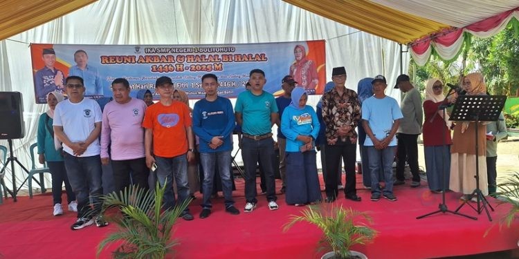 Pelantikan Pengurus IKA SMP Negeri 1 Boliyohuto, Kamis (3/4/2025).