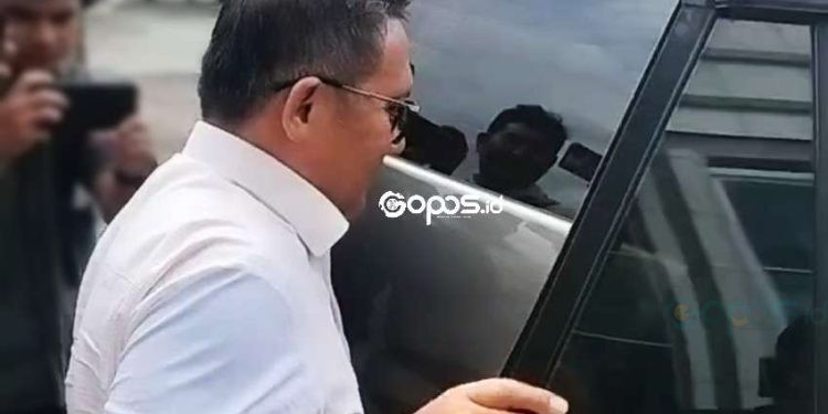 Mantan Walikota Gorontalo, Marten Taha diperiksa Kejaksaan Tinggi Gorontalo, Kamis (24-4-2025).