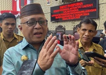 Bupati Gorontalo Sofyan Puhi saat diwawancarai terkait penutupan delapan tempat hiburan malam jual miras.(Foto Arif Gopos)