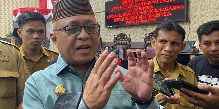 Bupati Gorontalo Sofyan Puhi saat diwawancarai terkait penutupan delapan tempat hiburan malam jual miras.(Foto Arif Gopos)